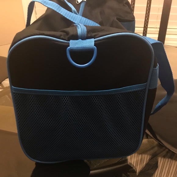 NWT ~ Disney Mickey Mouse 18” Duffle Bag - Picture 4 of 8